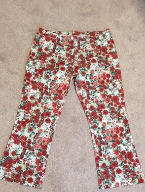 Women's Red Rose Print Capris - Floral Stretch Capri Pants